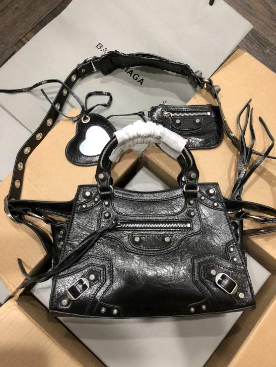 Picture of Balenciaga Handbags _SKUfw233324652fw